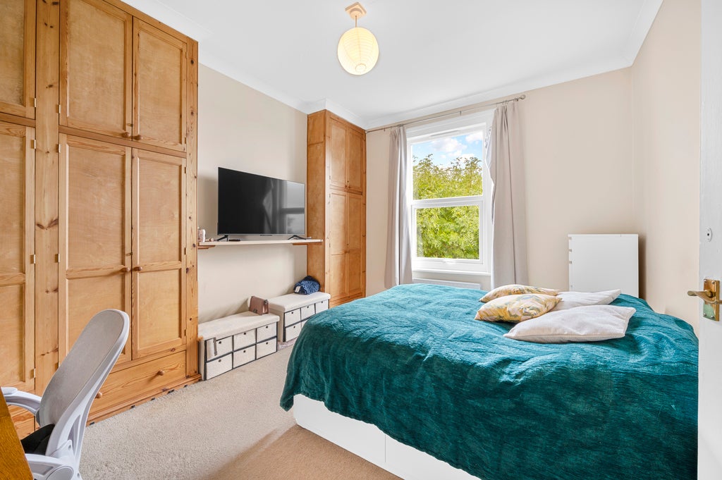 Flat Bernard Gardens in Greater London