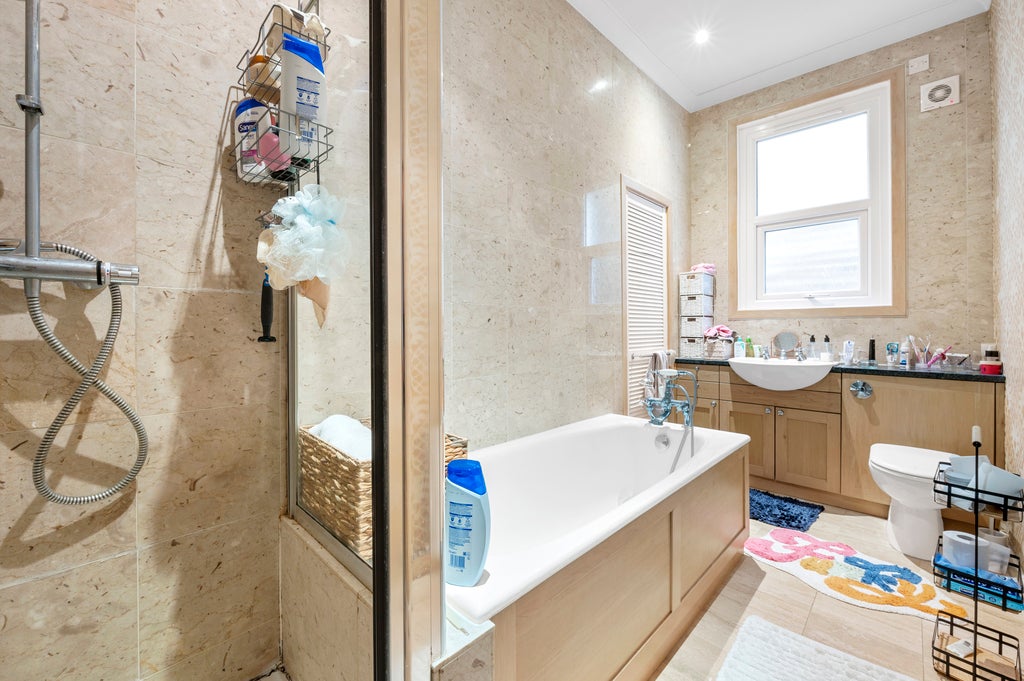 Flat Bernard Gardens in Greater London