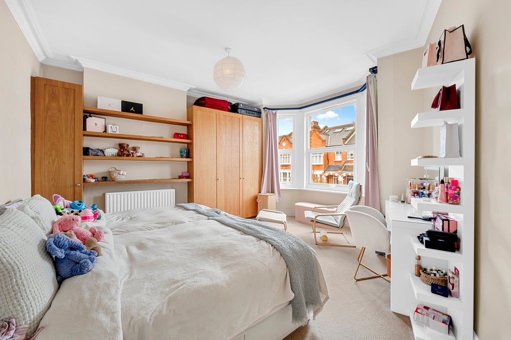 Flat Bernard Gardens in Greater London