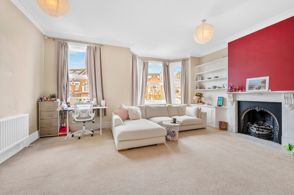 Flat Bernard Gardens in Greater London