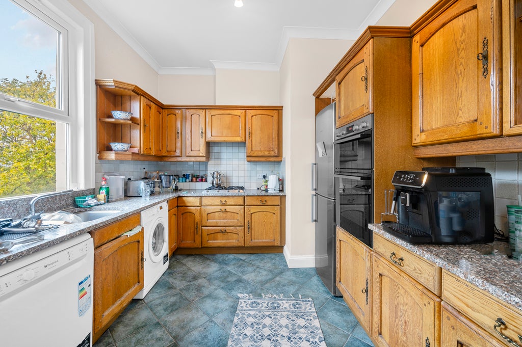 Flat Bernard Gardens in Greater London