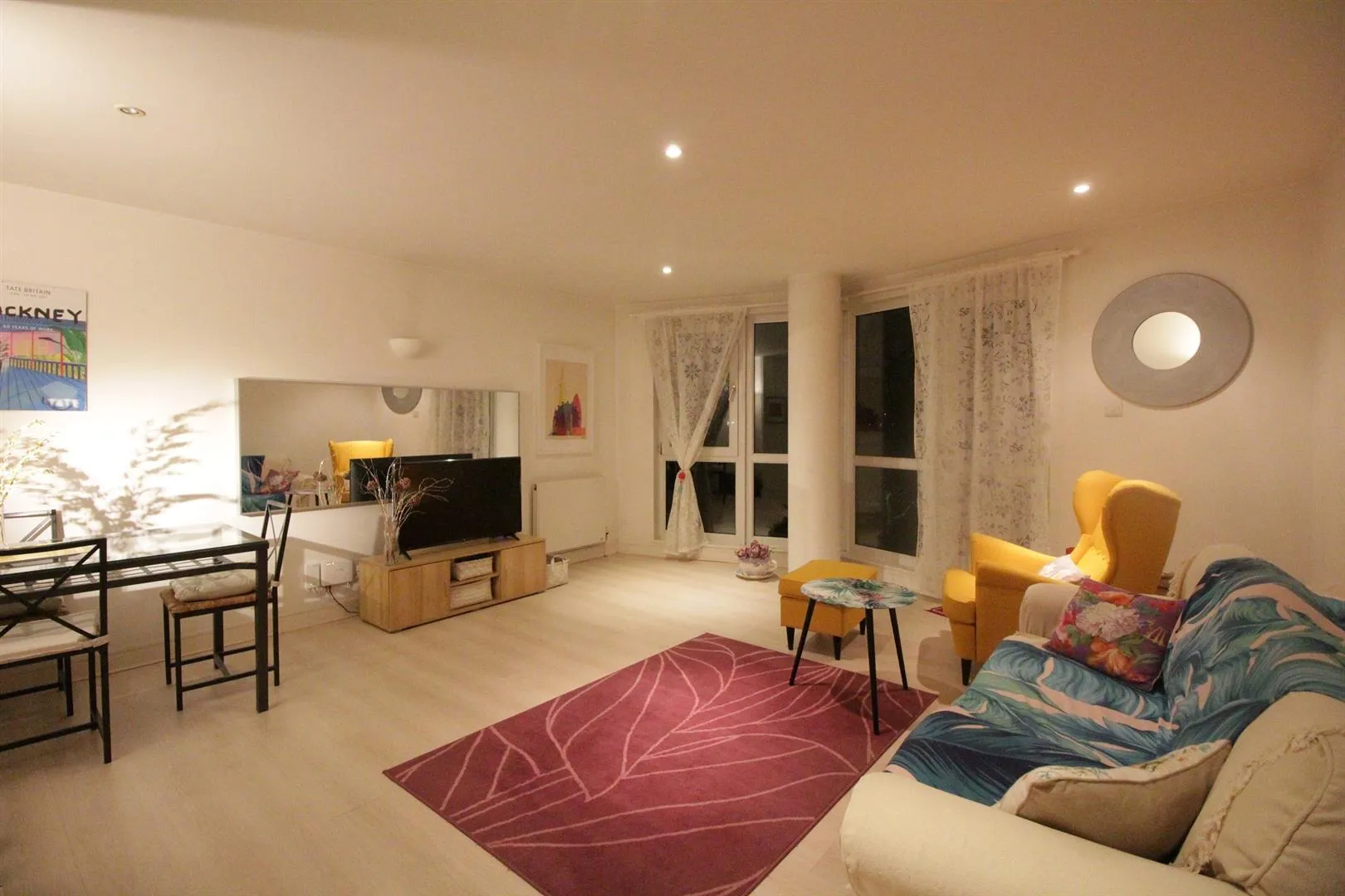 Flat Arnhem Place in Greater London