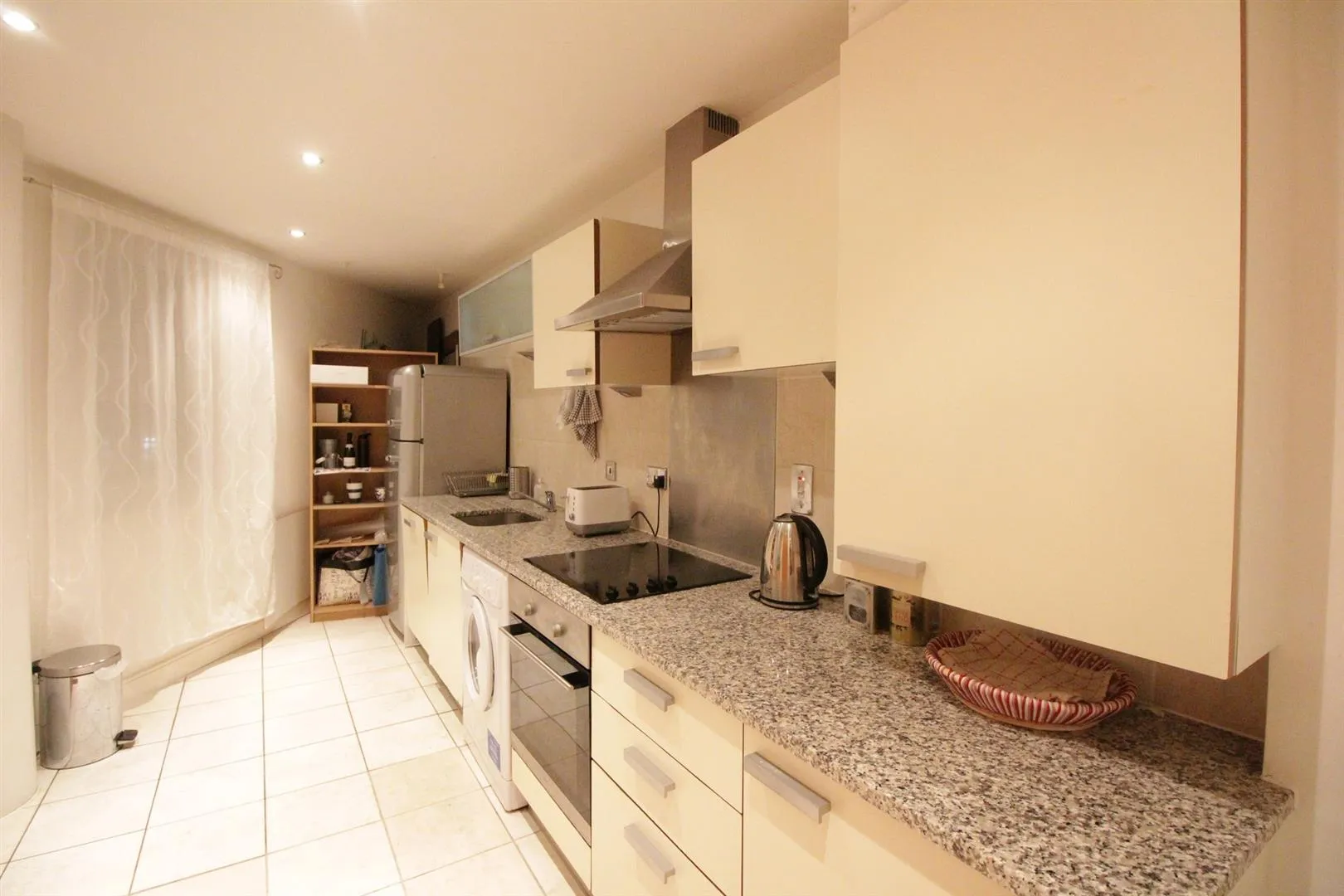 Flat Arnhem Place in Greater London