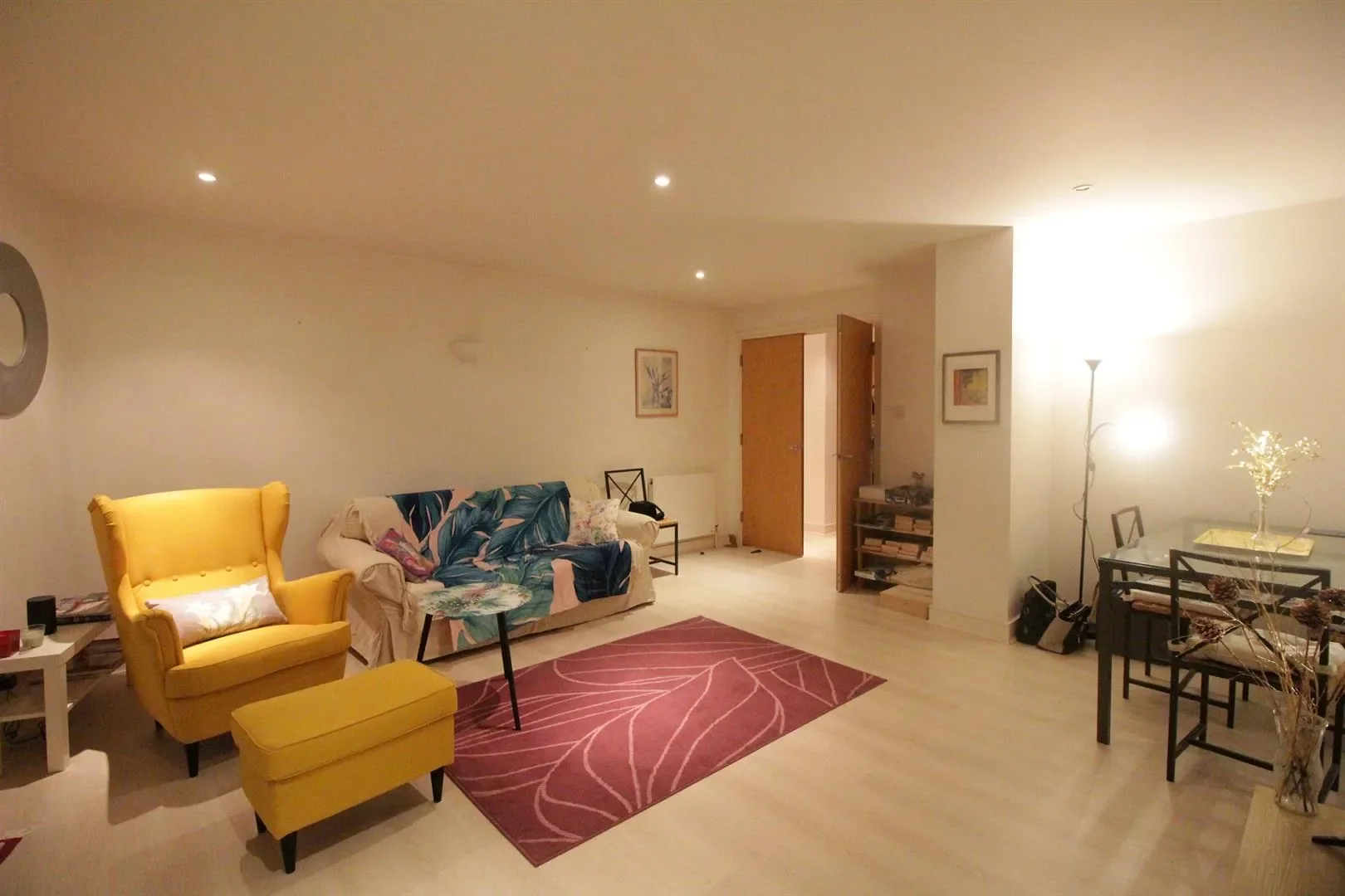 Flat Arnhem Place in Greater London
