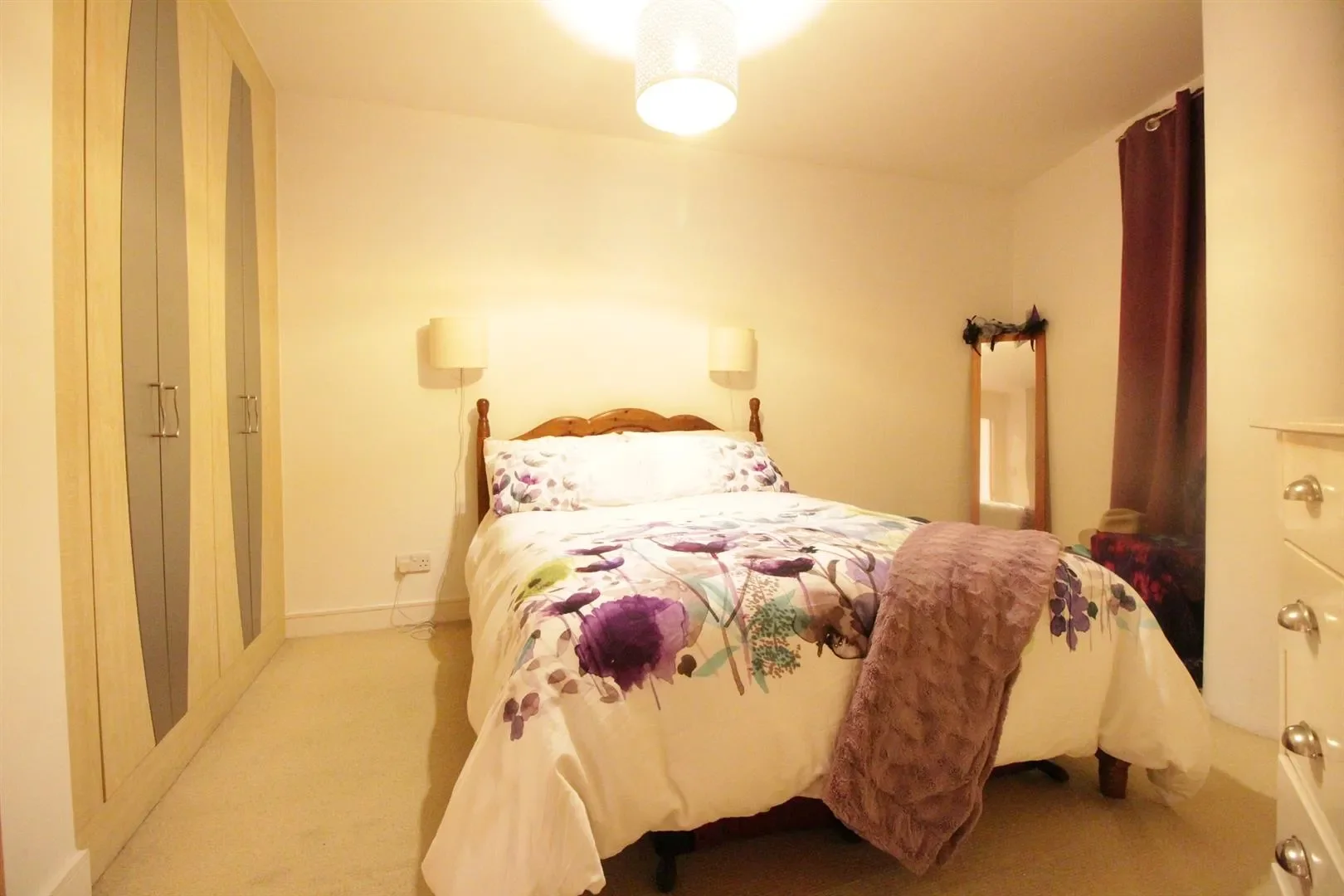 Flat Arnhem Place in Greater London