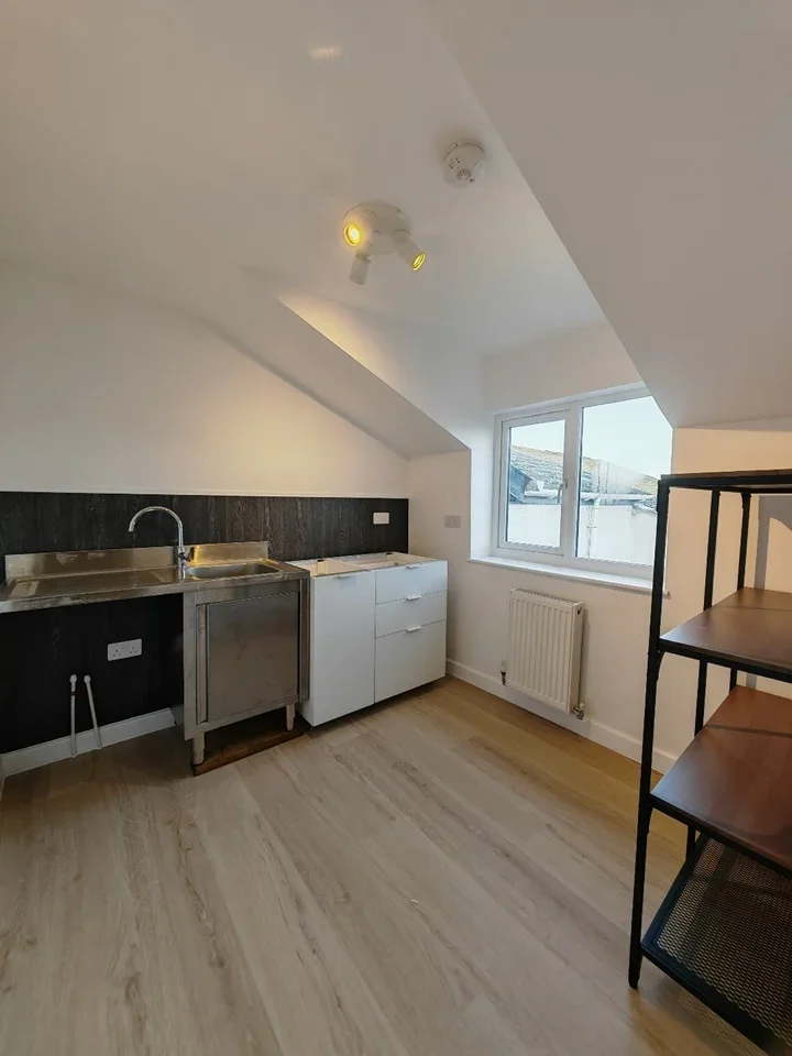 Flat Pockeridge Road in Corsham
