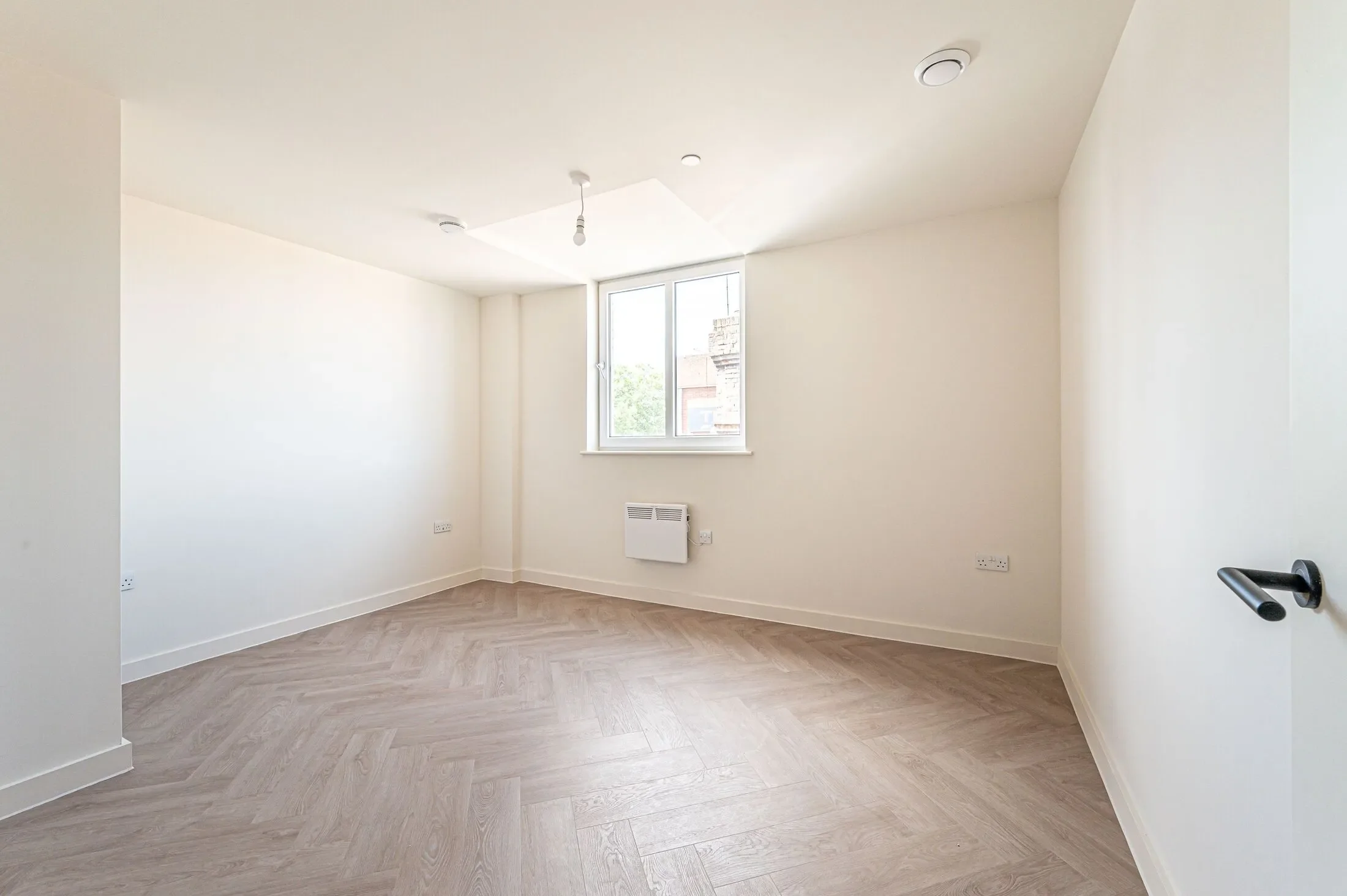 Flat Ballards Lane in Greater London