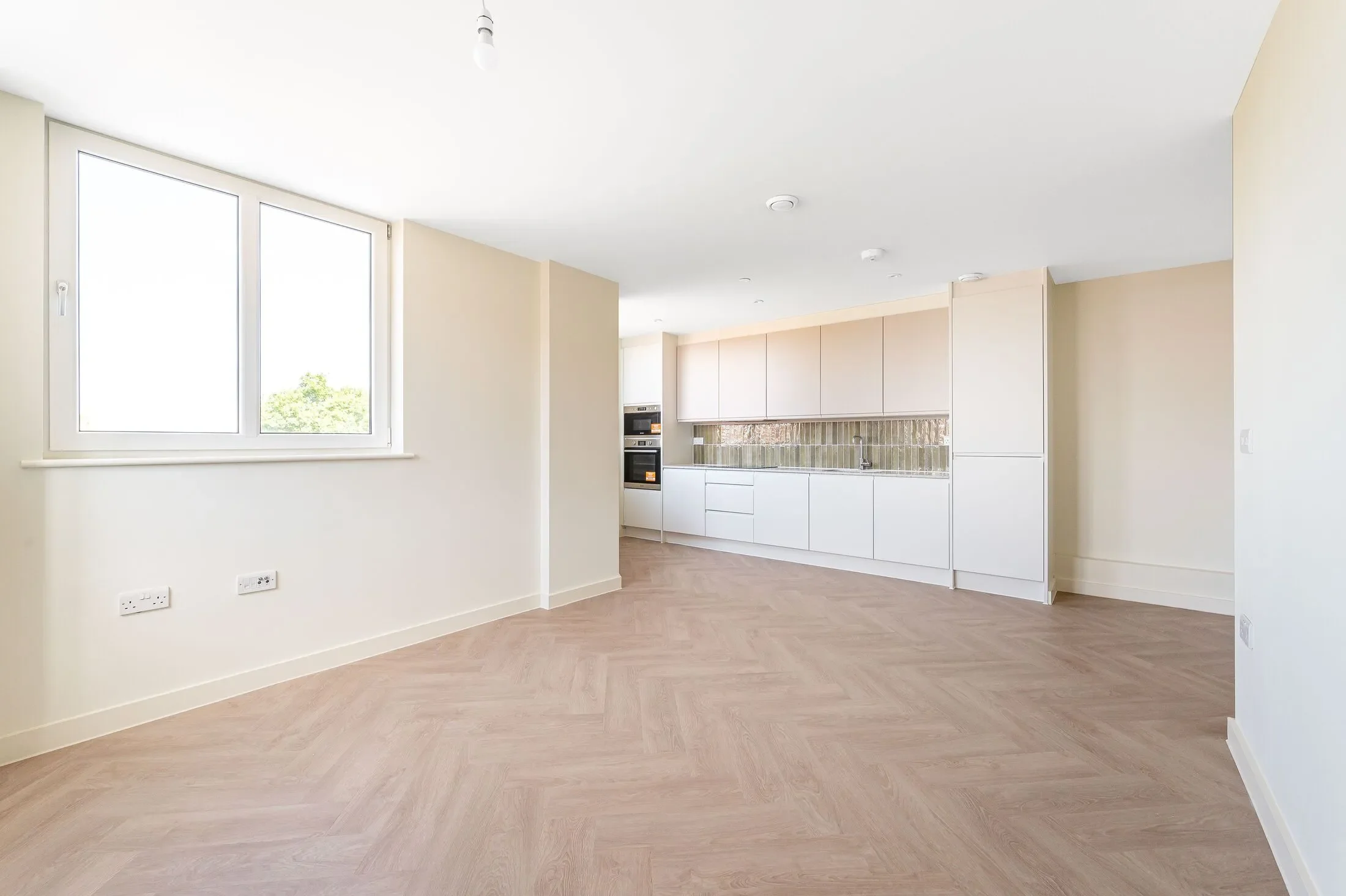 Flat Ballards Lane in Greater London