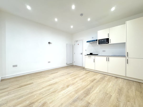 Flat Harrow View in London