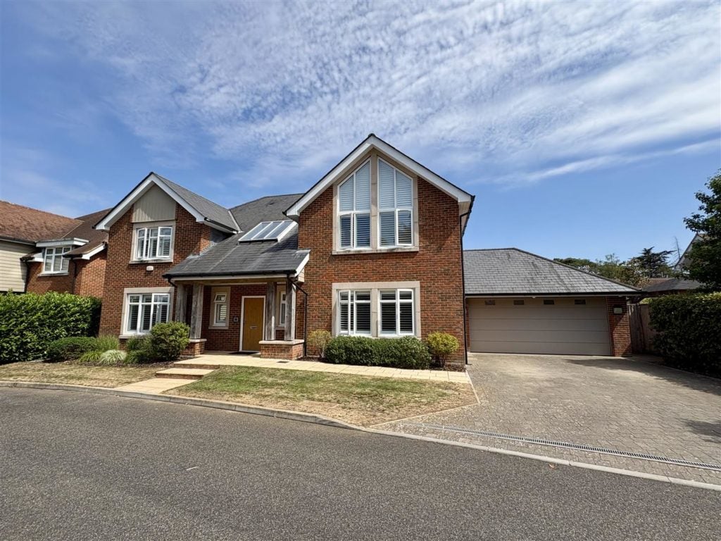 Flat Dormy Crescent in Ferndown
