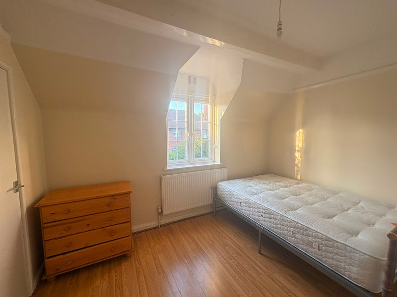 Room Norbroke Street in Greater London