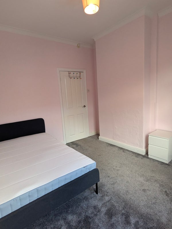 Room Aberdeen Drive in Leeds