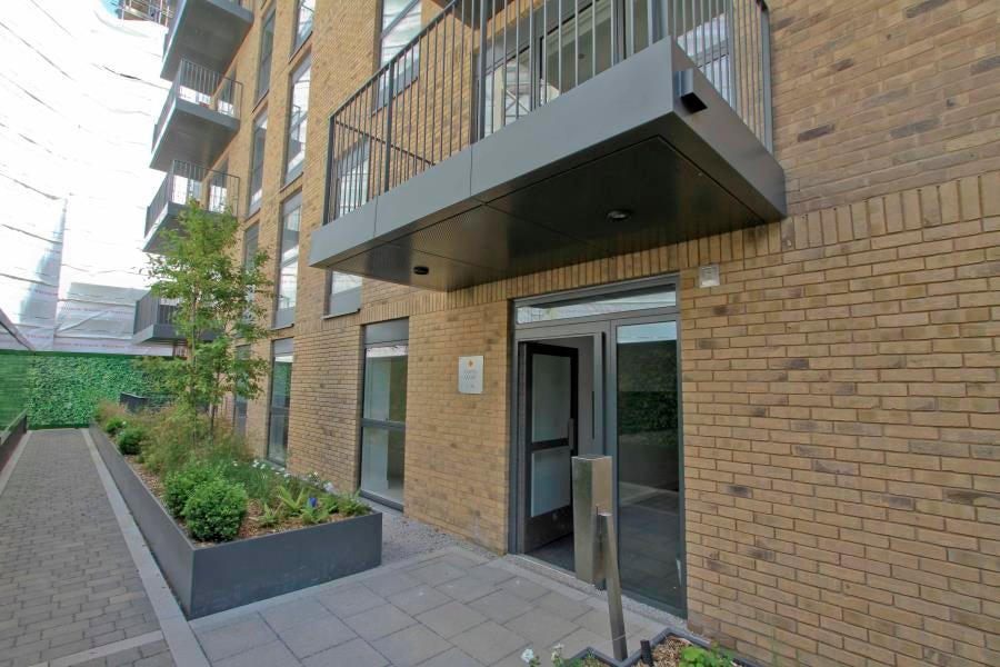 Flat Lyon Road in Greater London