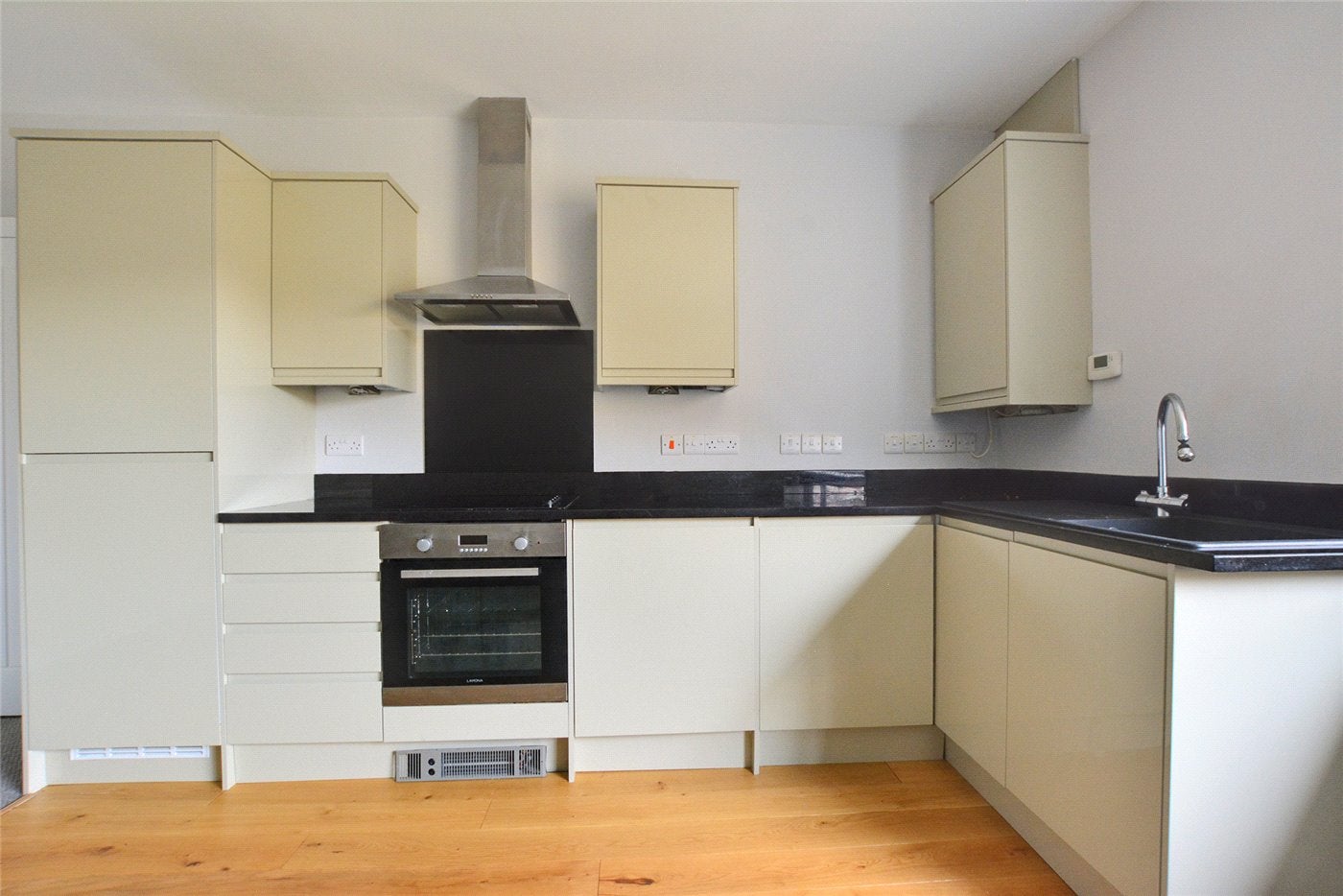 Flat Kemnal Road in Greater London