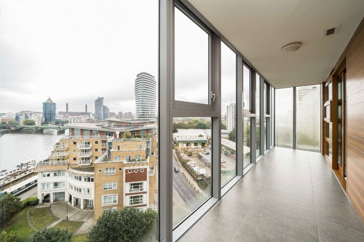 Flat Lombard Road in Greater London
