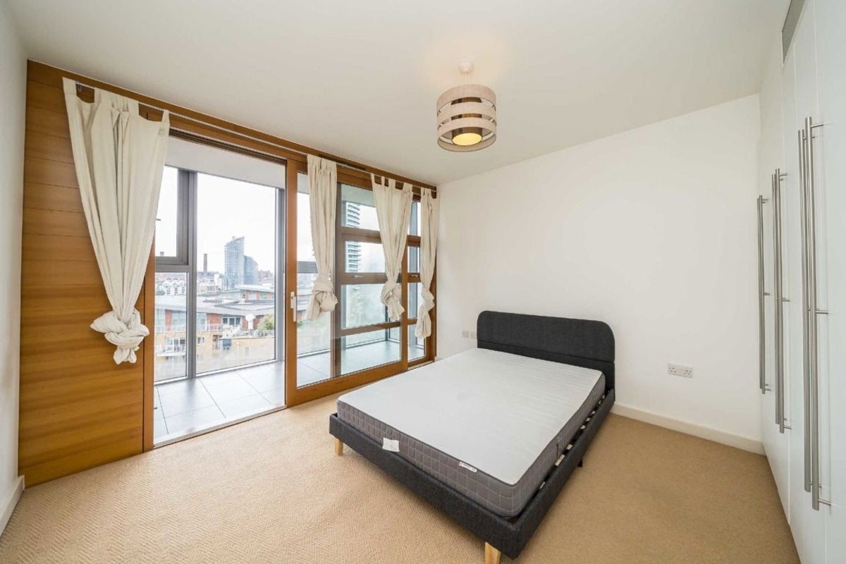Flat Lombard Road in Greater London
