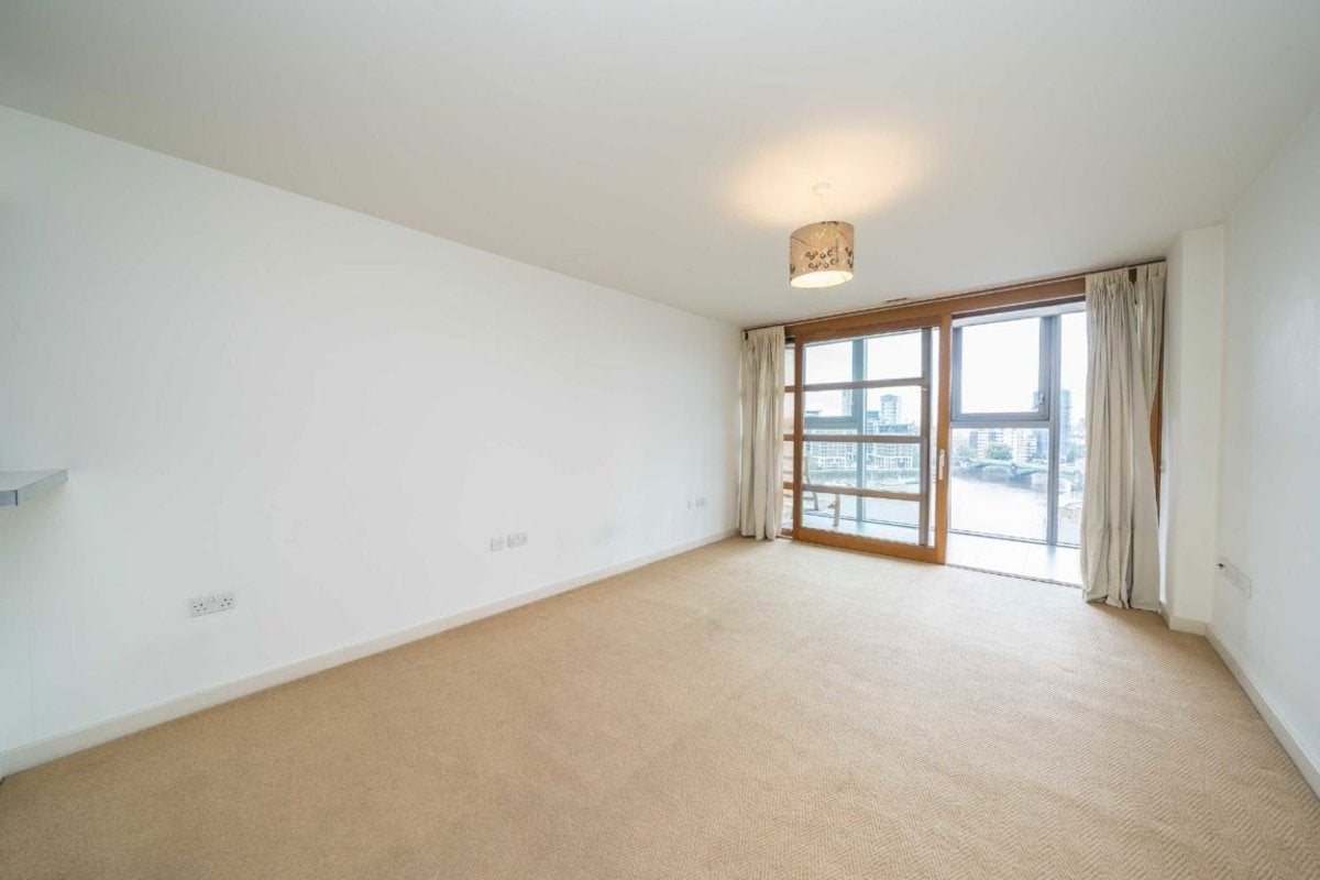 Flat Lombard Road in Greater London
