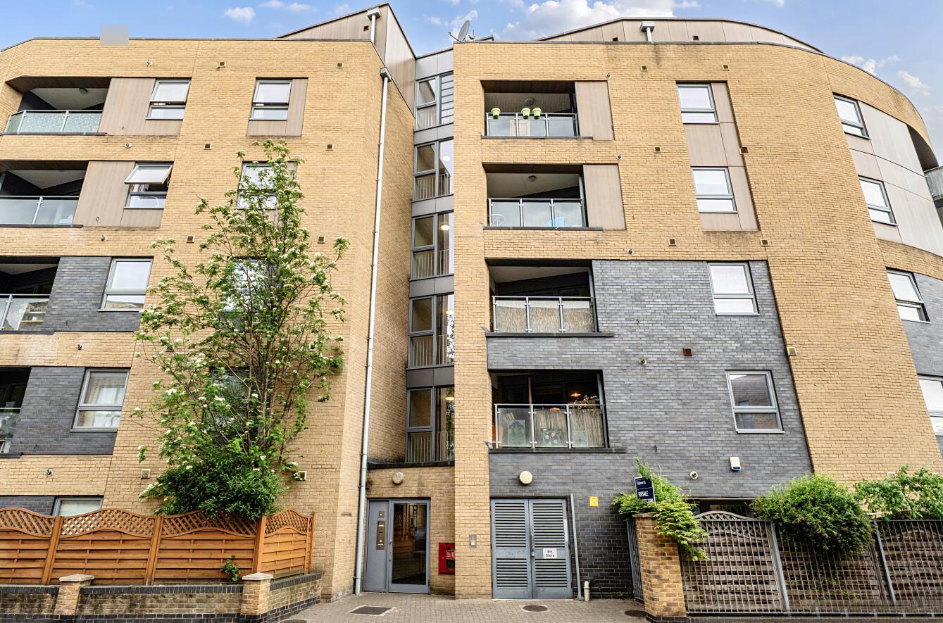 Flat Avonley Road in Greater London