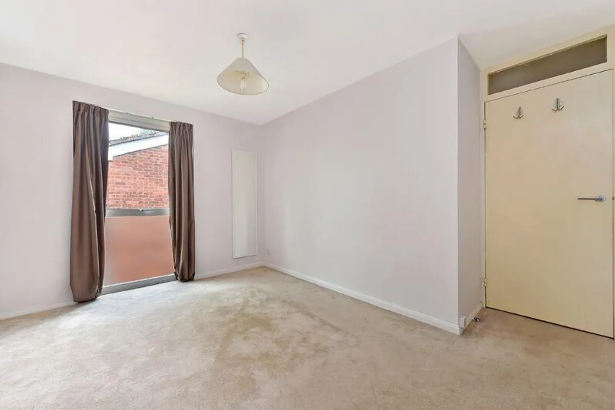 Flat Brunswick Park Road in Greater London