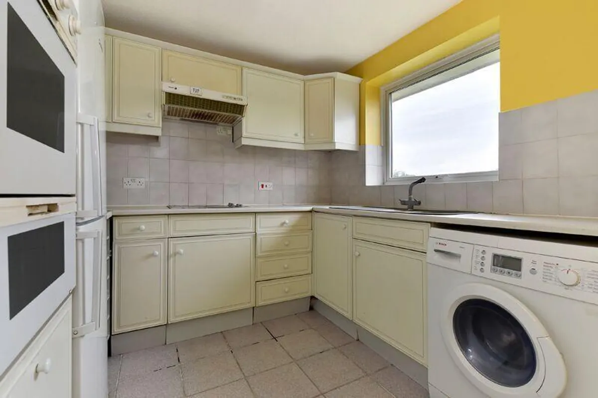 Flat Brunswick Park Road in Greater London