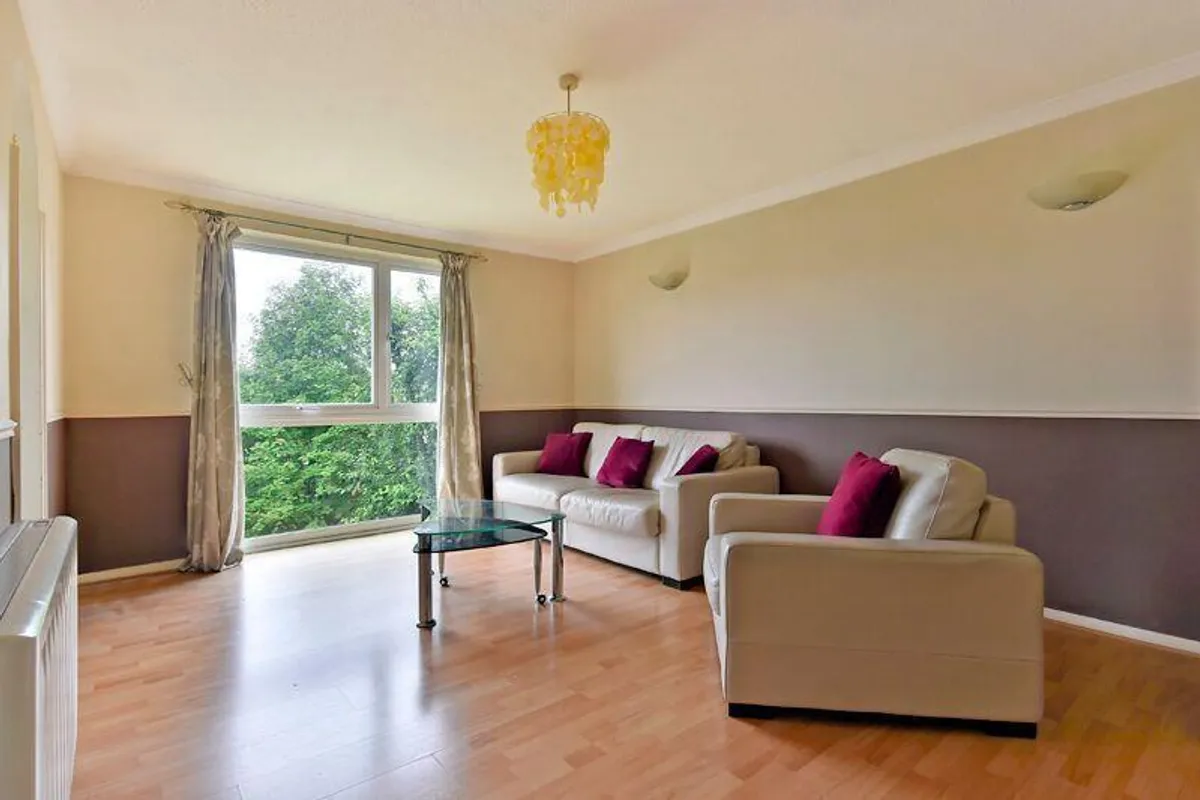 Flat Brunswick Park Road in Greater London