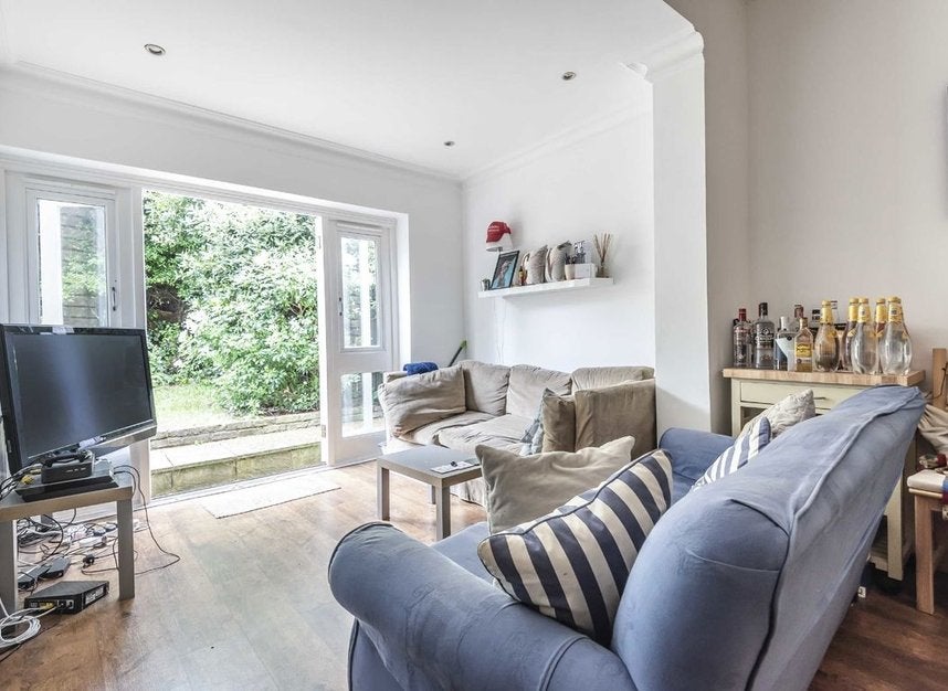 Flat Cautley Avenue in Greater London