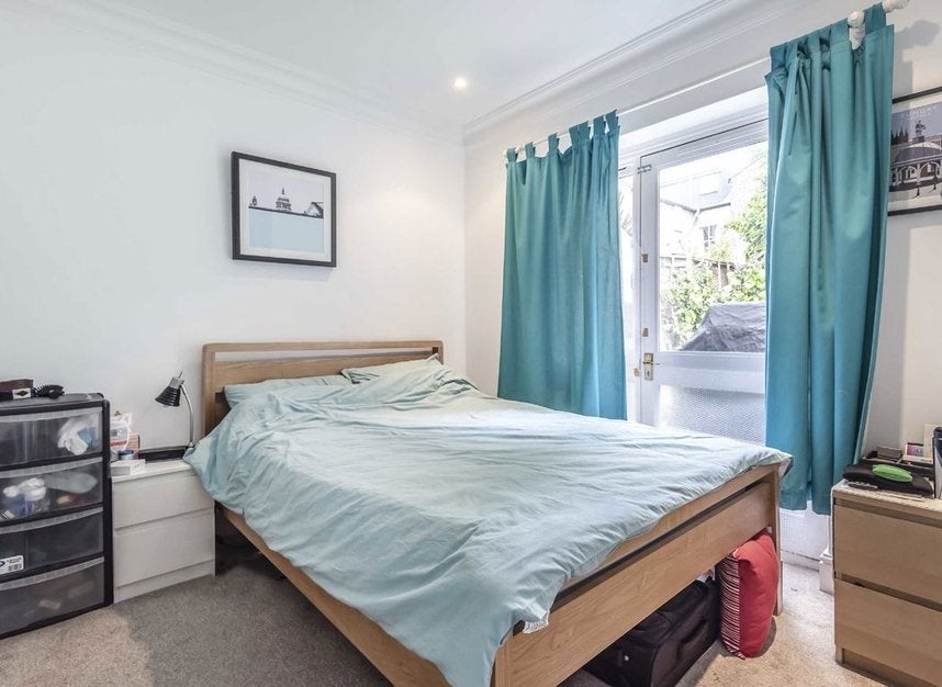 Flat Cautley Avenue in Greater London