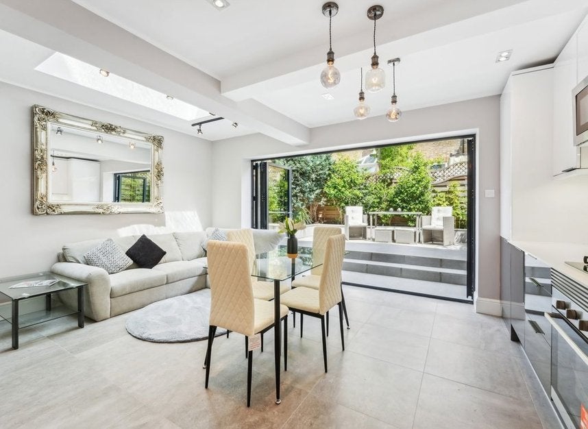 Flat Fulham Palace Road in Greater London