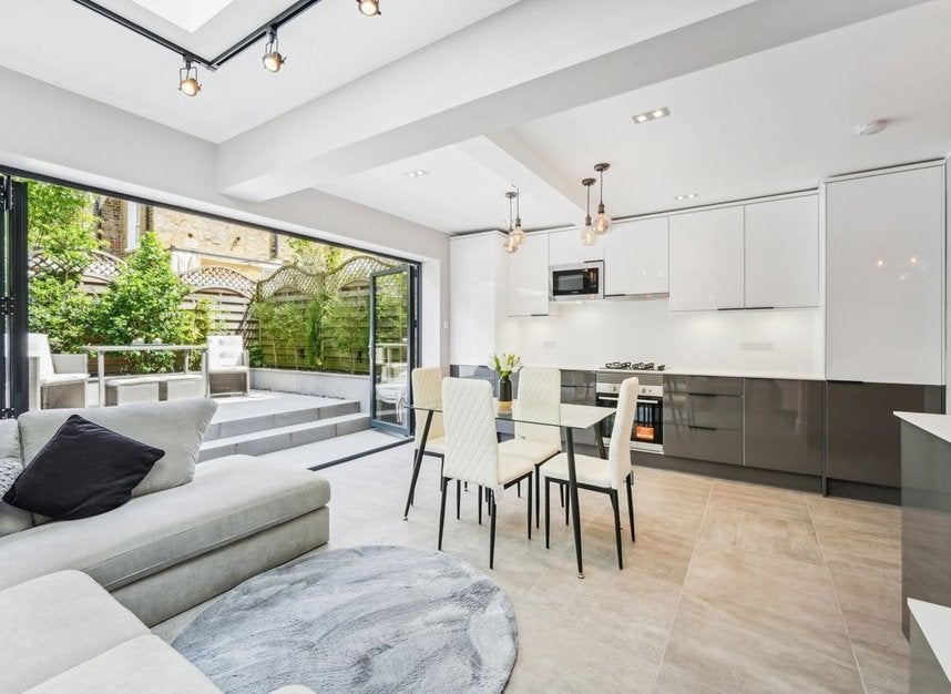 Flat Fulham Palace Road in Greater London