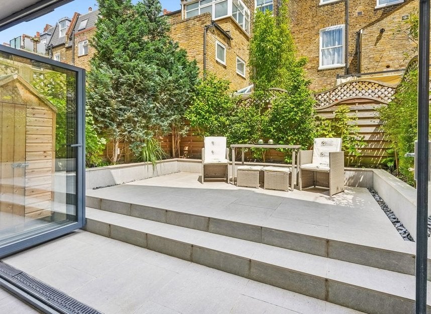 Flat Fulham Palace Road in Greater London