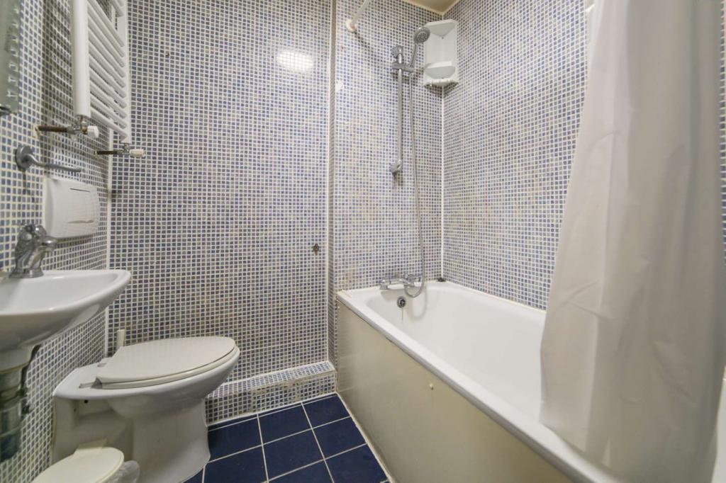 Room Cromwell Road in Greater London