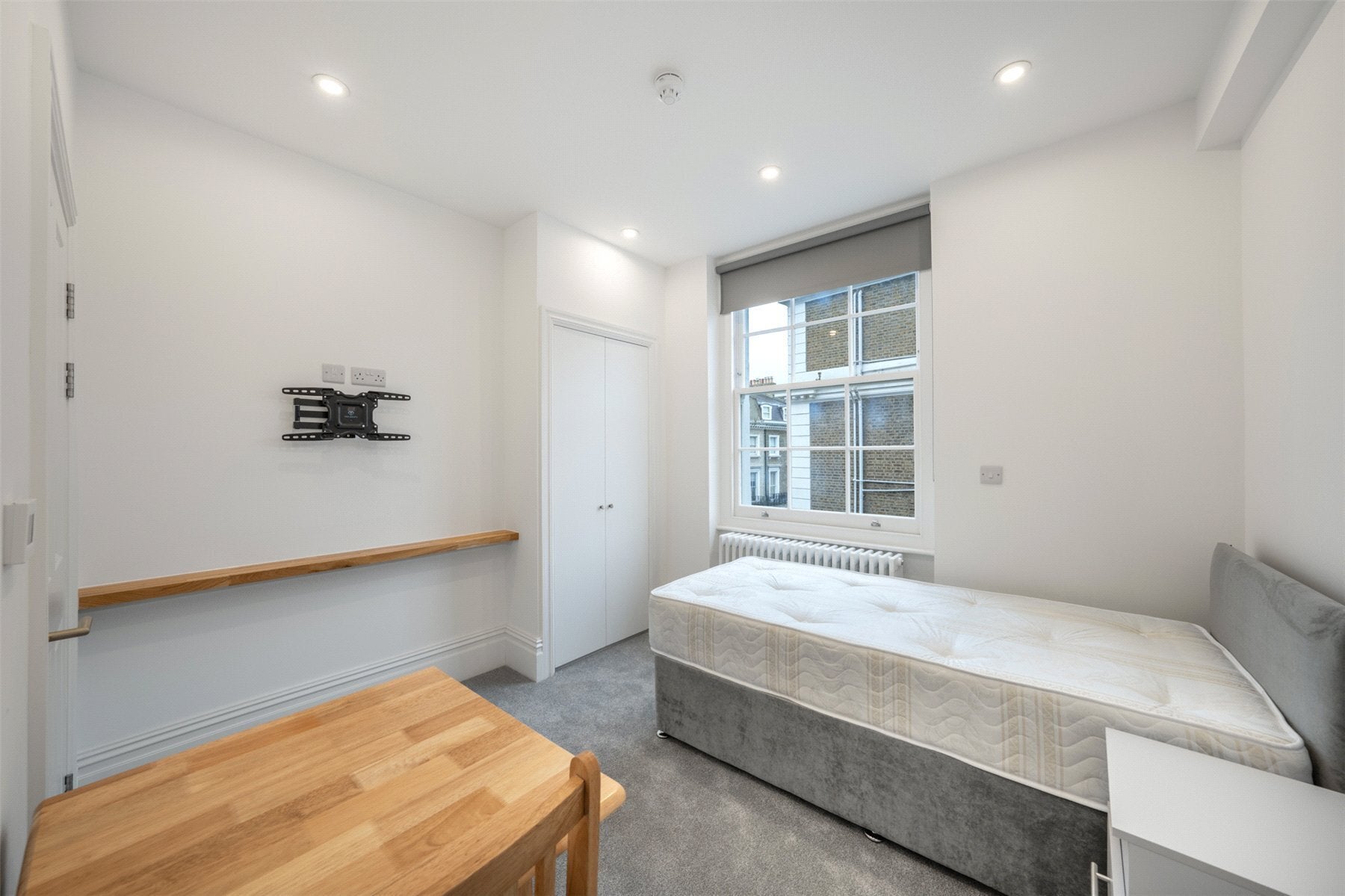 Room Fulham Road in Greater London