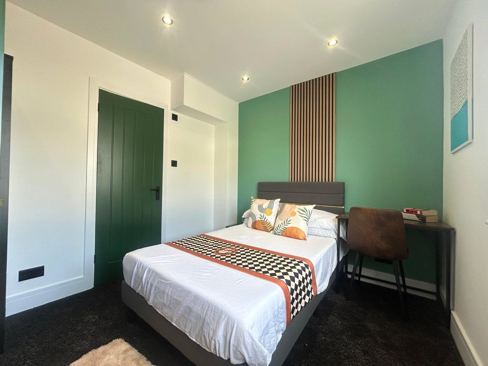 Room Canterbury Road in Guildford