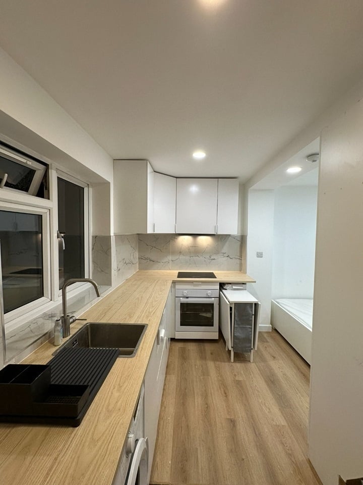 Flat Hanworth Road in Greater London