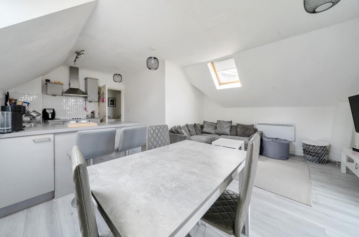 Flat Osnaburgh Hill in Surrey Heath