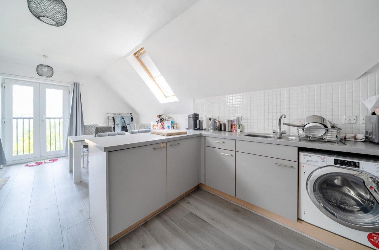 Flat Osnaburgh Hill in Surrey Heath