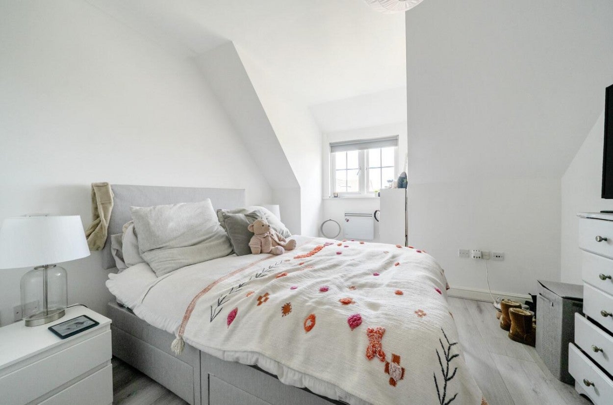 Flat Osnaburgh Hill in Surrey Heath