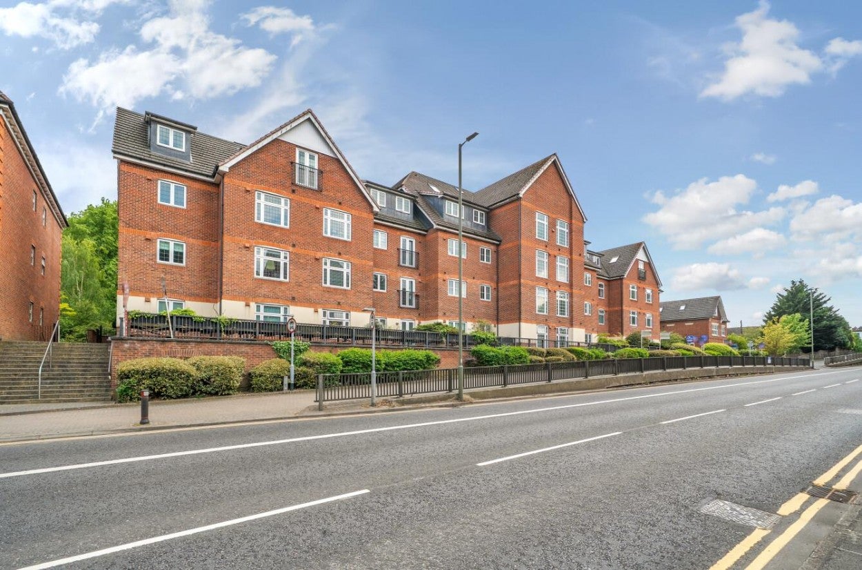 Flat Osnaburgh Hill in Surrey Heath