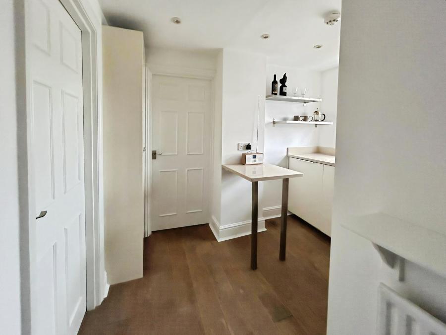 Flat Lansdown Crescent in Cheltenham