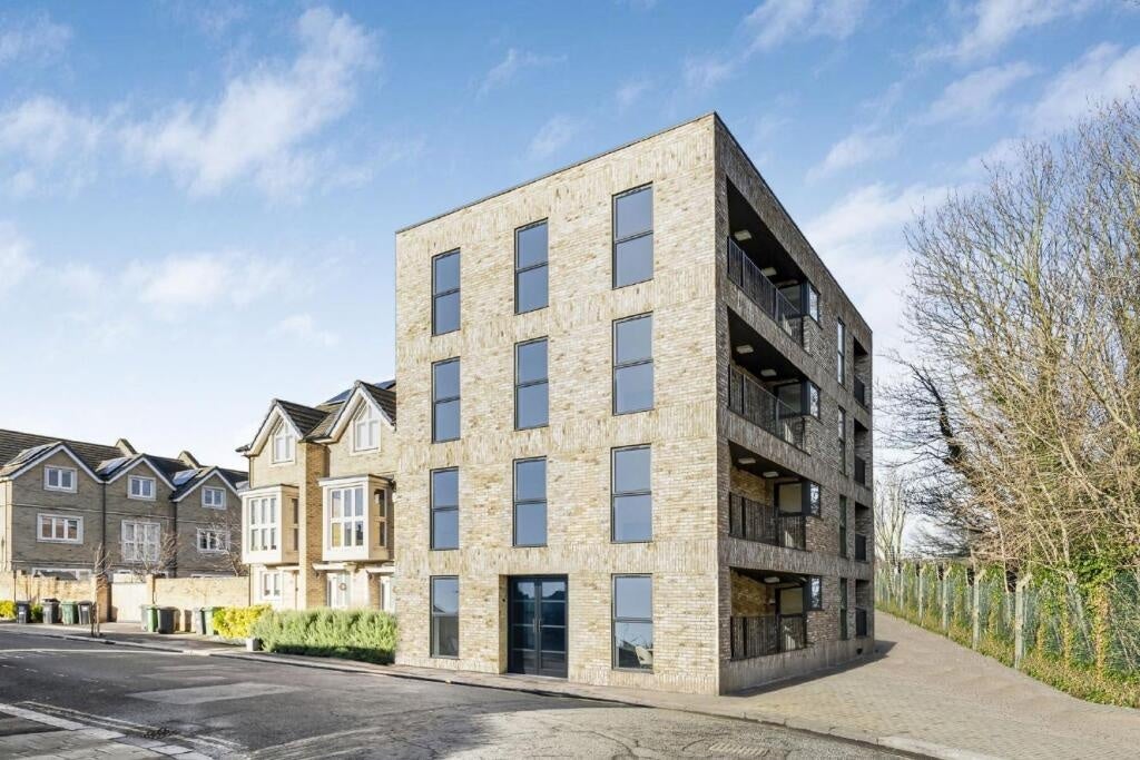 Flat Springbank Road in Greater London