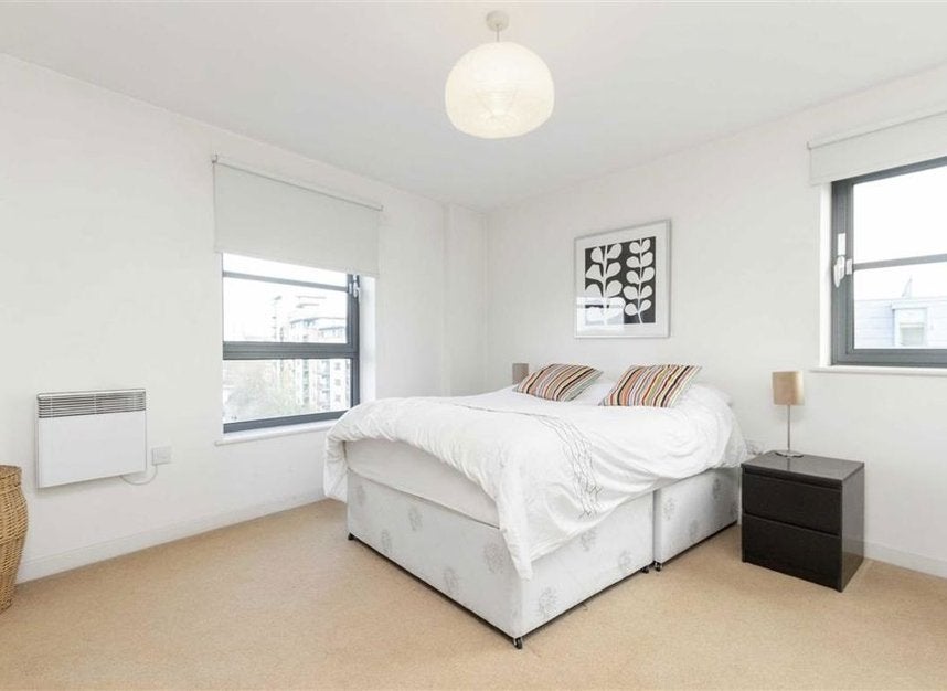 Flat Commercial Road in Greater London