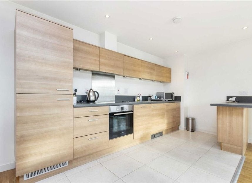 Flat Commercial Road in Greater London