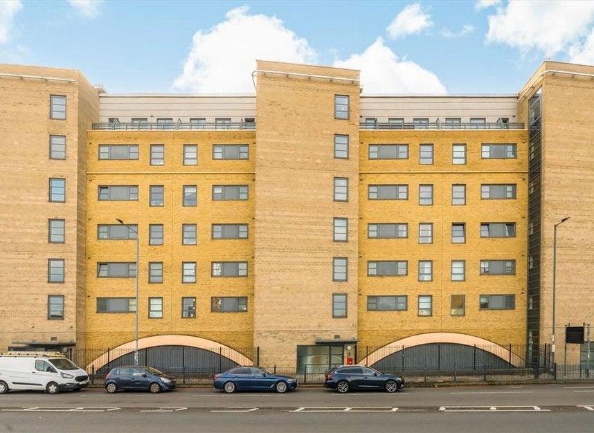 Flat Commercial Road in Greater London
