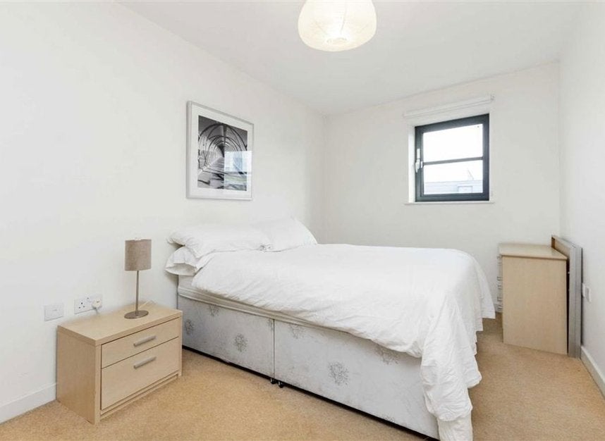 Flat Commercial Road in Greater London