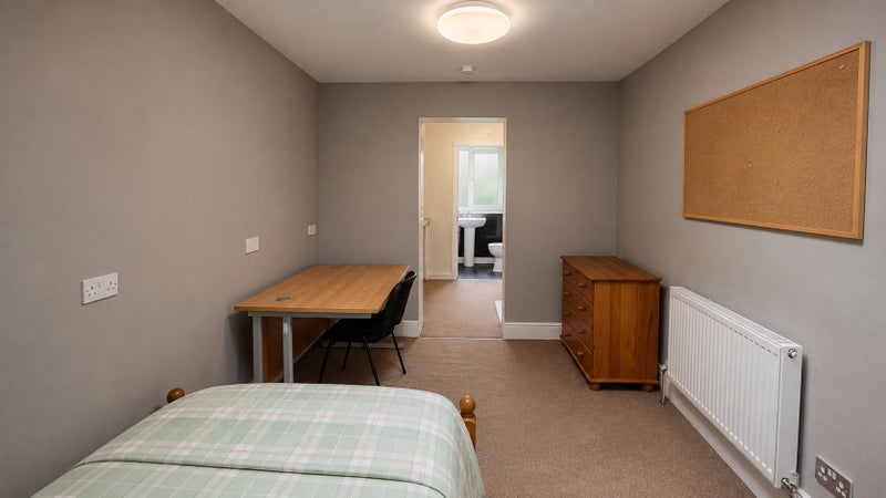 Room Conygre Road in Bristol