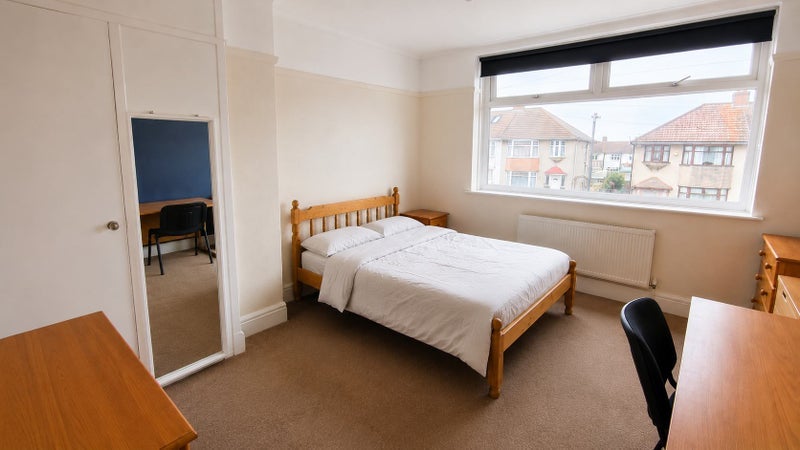 Room Conygre Road in Bristol