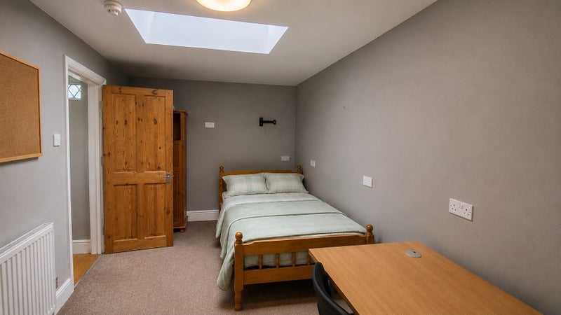 Room Conygre Road in Bristol