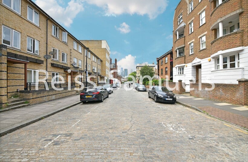 Flat Ferry Street in Greater London