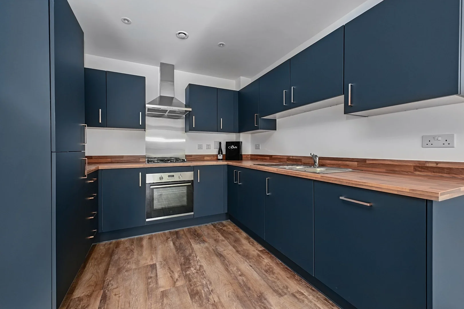 Flat Meudon Avenue in Rushmoor