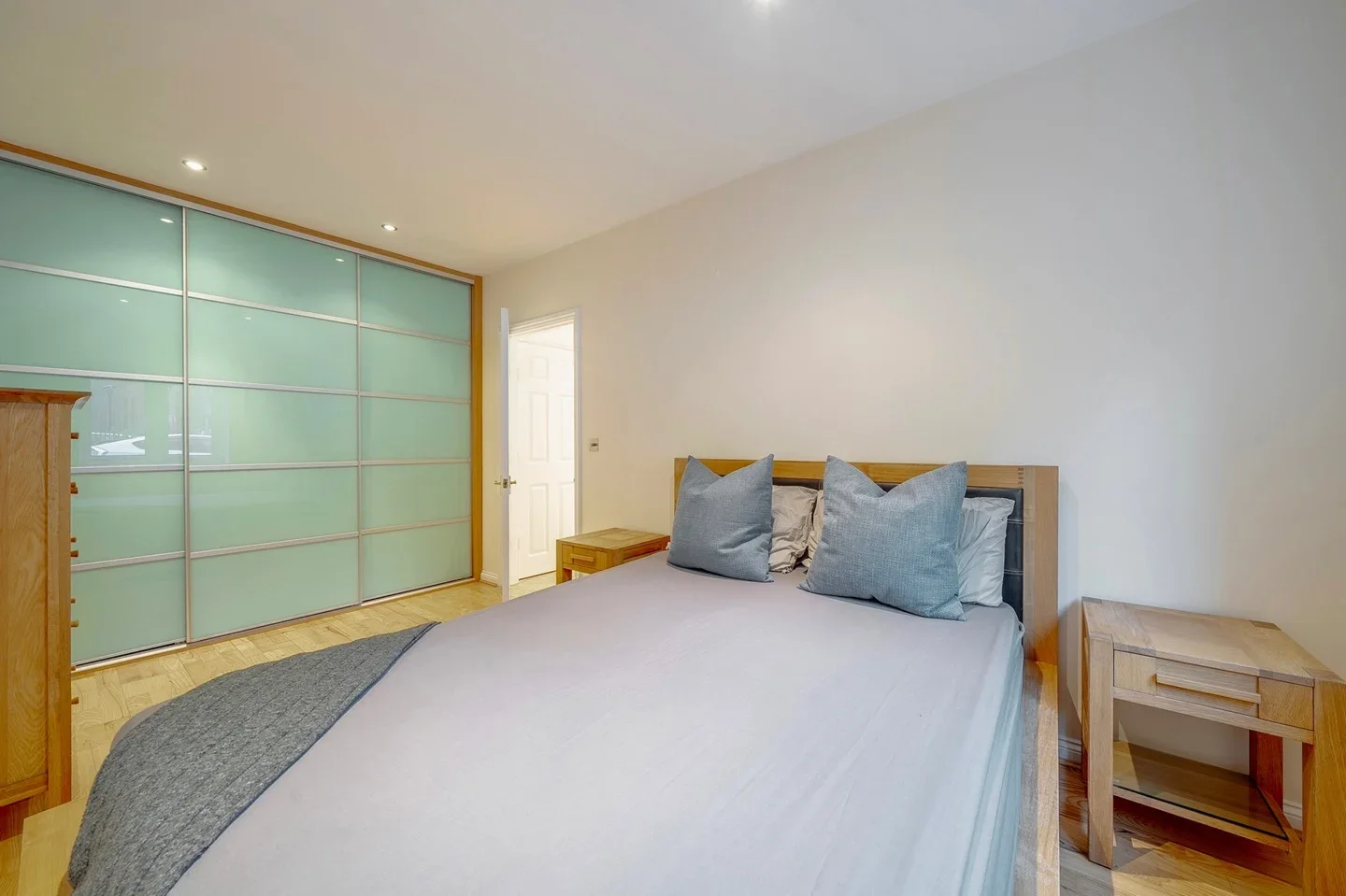 Flat Mellish Street in Greater London